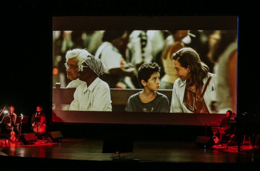  Sesc Thermas exibe Central do Brasil com orquestra executando trilha do filme ao vivo