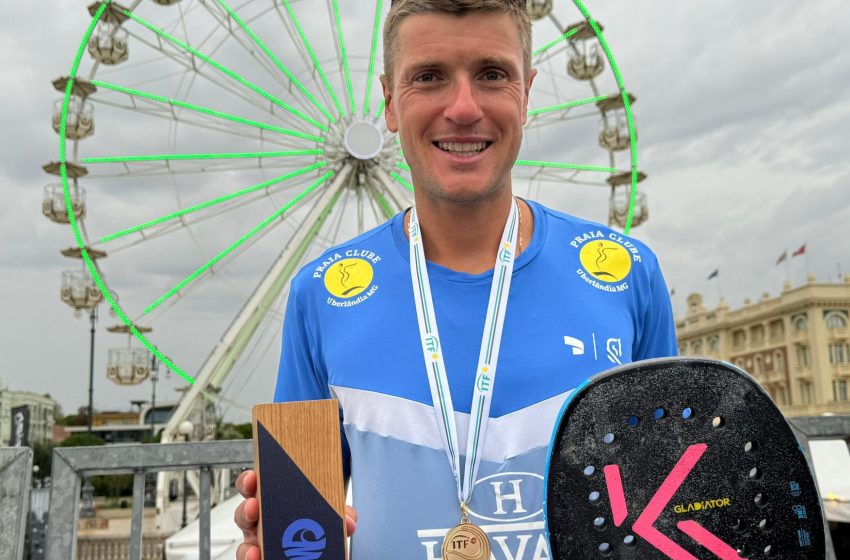  André Baran é campeão mundial e vira líder do ranking no beach tennis