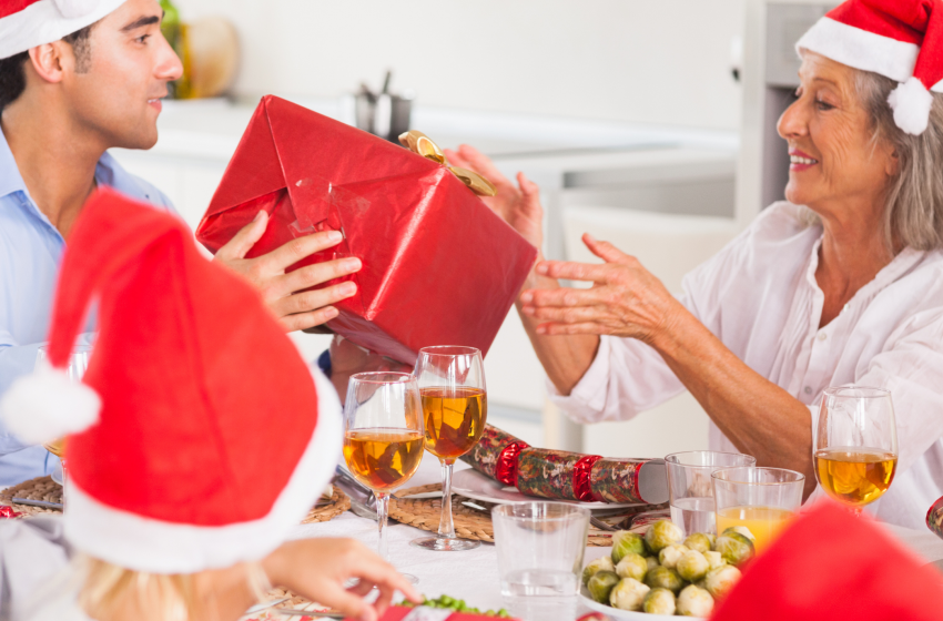  Celebrando o fim de ano com carinho e inclusão: presentes e atividades para integrar os Idosos nas comemorações